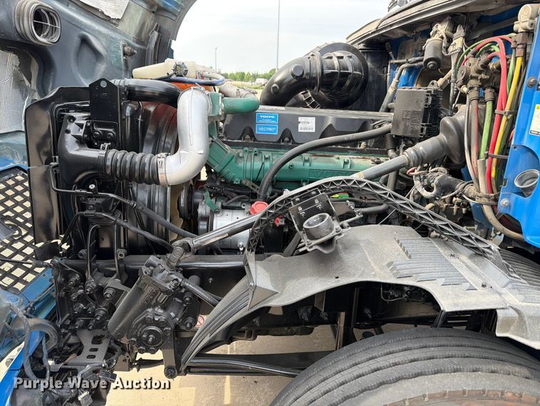 image for item ED5227 2013 Volvo VNL 730 semi truck