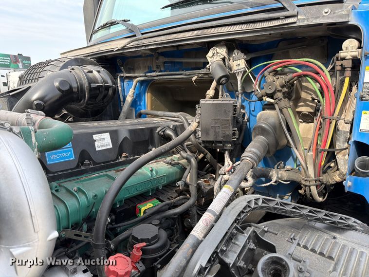 image for item ED5227 2013 Volvo VNL 730 semi truck