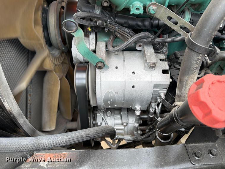 image for item ED5227 2013 Volvo VNL 730 semi truck