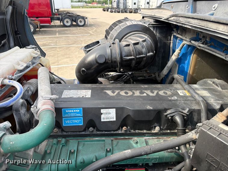 image for item ED5227 2013 Volvo VNL 730 semi truck