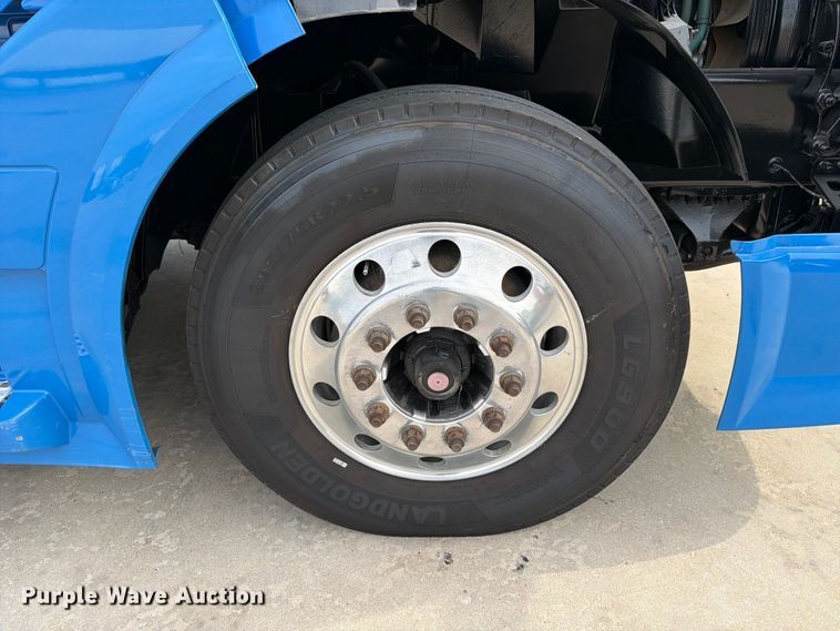 image for item ED5227 2013 Volvo VNL 730 semi truck
