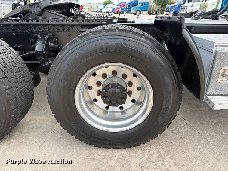 image for item ED5227 2013 Volvo VNL 730 semi truck
