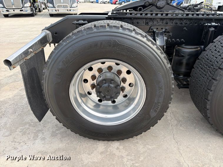 image for item ED5227 2013 Volvo VNL 730 semi truck