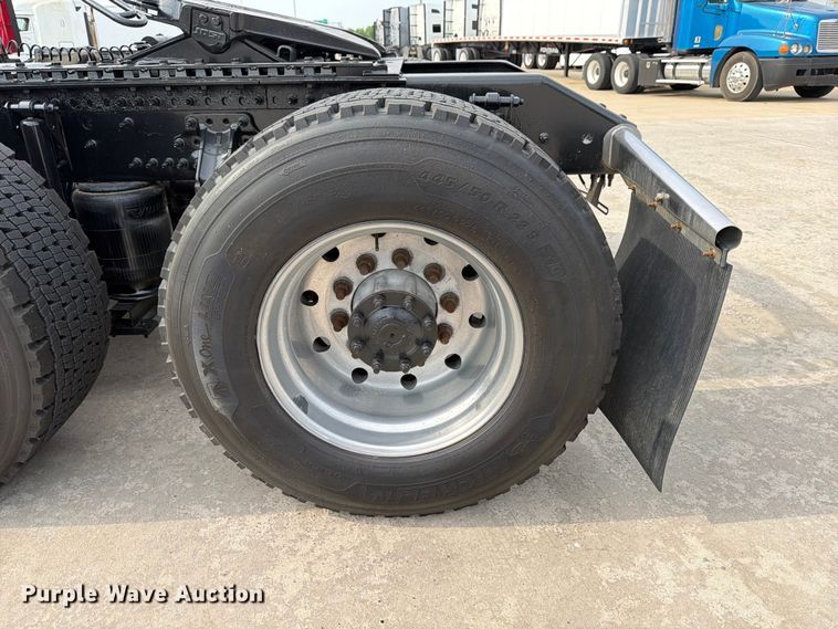image for item ED5227 2013 Volvo VNL 730 semi truck