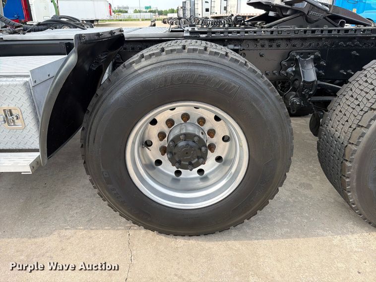 image for item ED5227 2013 Volvo VNL 730 semi truck