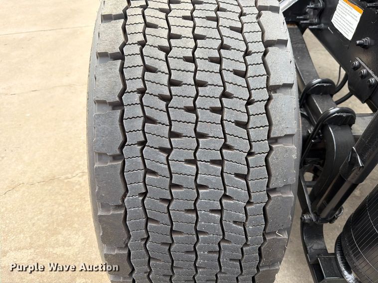 image for item ED5227 2013 Volvo VNL 730 semi truck
