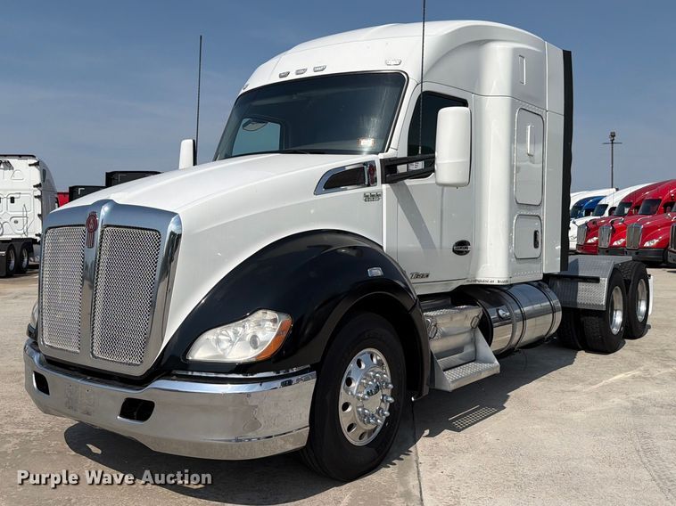image for item ED5229 2014 Kenworth T680 semi truck