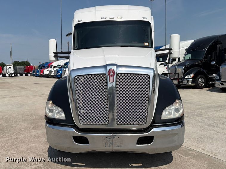 image for item ED5229 2014 Kenworth T680 semi truck