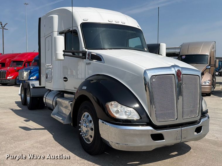 image for item ED5229 2014 Kenworth T680 semi truck