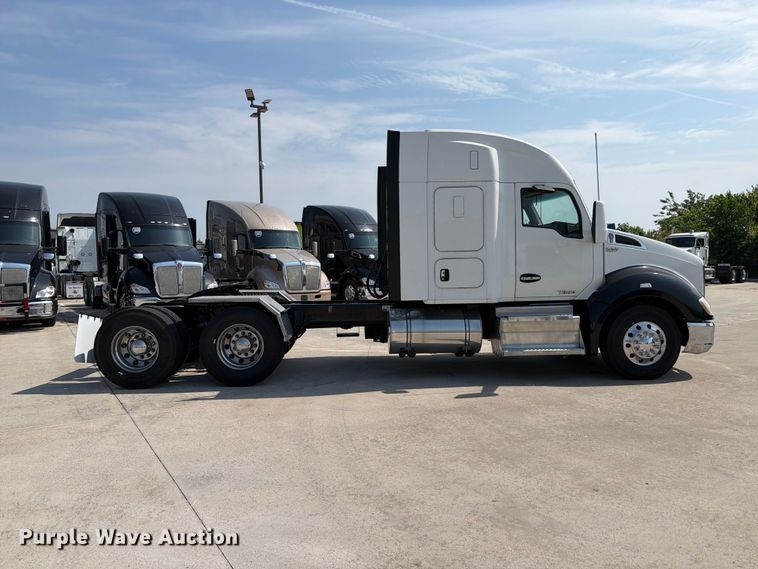 image for item ED5229 2014 Kenworth T680 semi truck