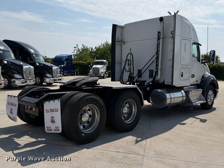 image for item ED5229 2014 Kenworth T680 semi truck