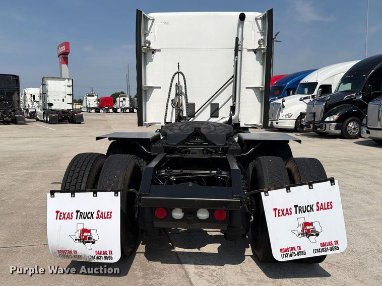 image for item ED5229 2014 Kenworth T680 semi truck