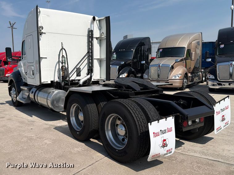 image for item ED5229 2014 Kenworth T680 semi truck