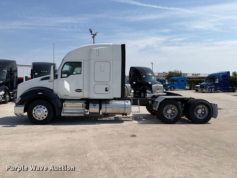 image for item ED5229 2014 Kenworth T680 semi truck