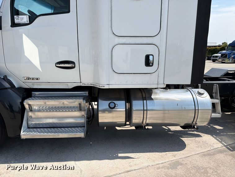 image for item ED5229 2014 Kenworth T680 semi truck