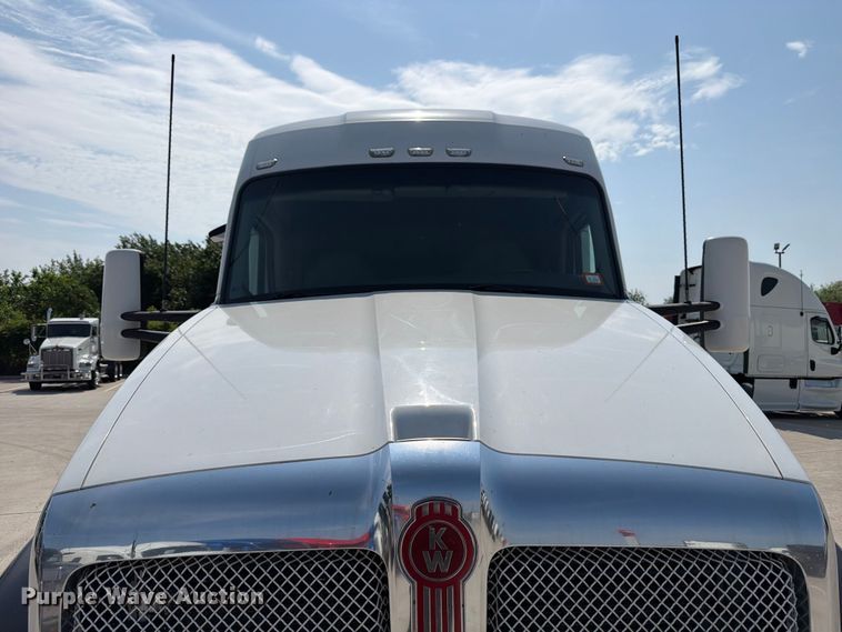 image for item ED5229 2014 Kenworth T680 semi truck