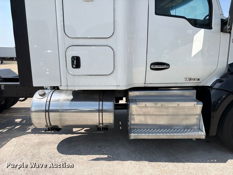 image for item ED5229 2014 Kenworth T680 semi truck
