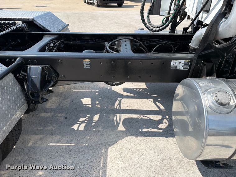 image for item ED5229 2014 Kenworth T680 semi truck