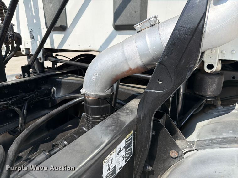 image for item ED5229 2014 Kenworth T680 semi truck