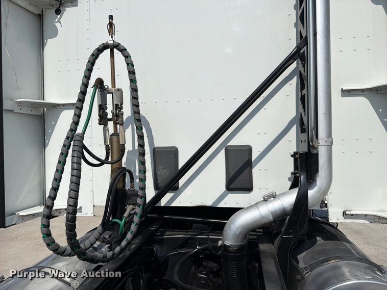 image for item ED5229 2014 Kenworth T680 semi truck