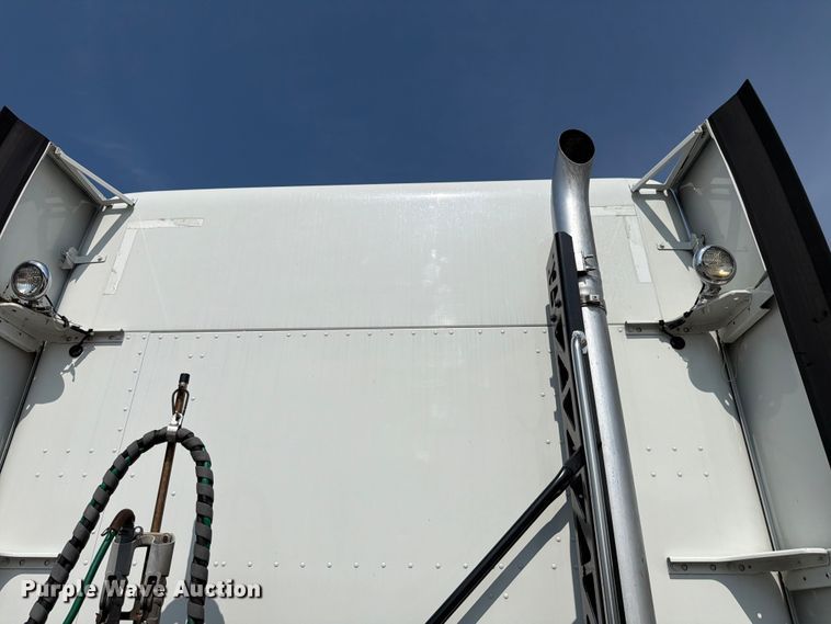 image for item ED5229 2014 Kenworth T680 semi truck