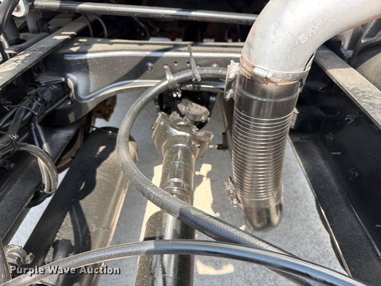 image for item ED5229 2014 Kenworth T680 semi truck