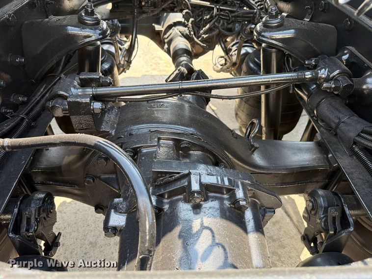 image for item ED5229 2014 Kenworth T680 semi truck