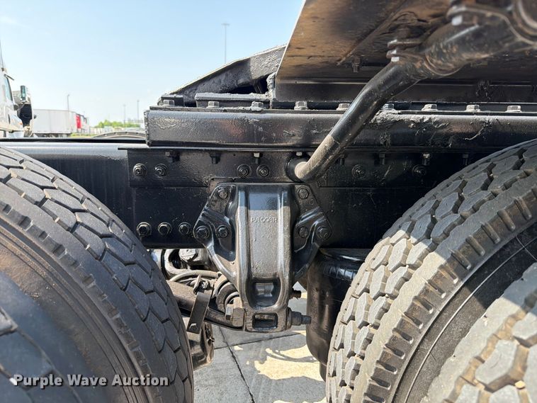 image for item ED5229 2014 Kenworth T680 semi truck