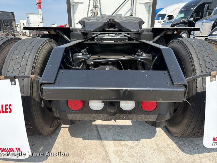 image for item ED5229 2014 Kenworth T680 semi truck