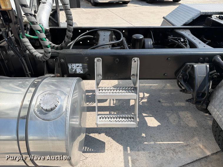 image for item ED5229 2014 Kenworth T680 semi truck