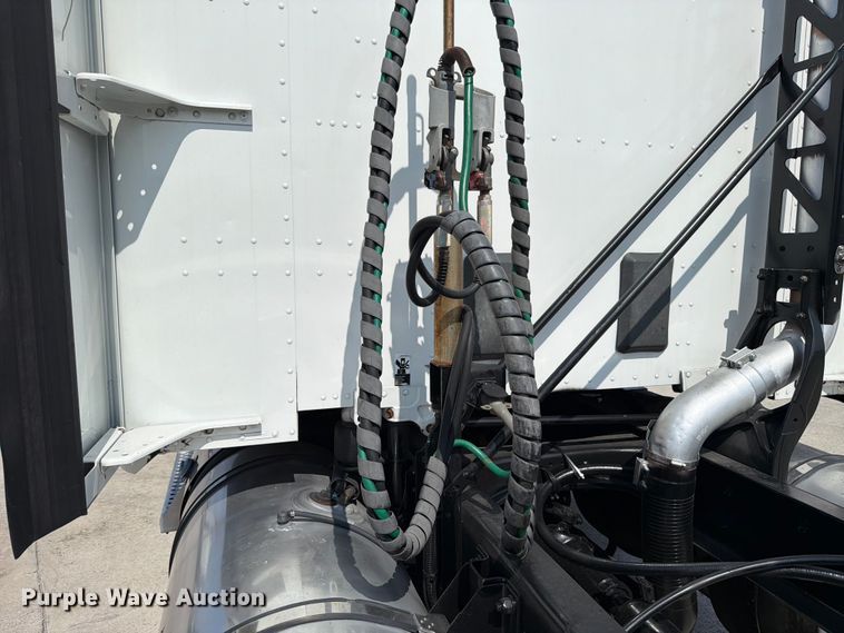 image for item ED5229 2014 Kenworth T680 semi truck