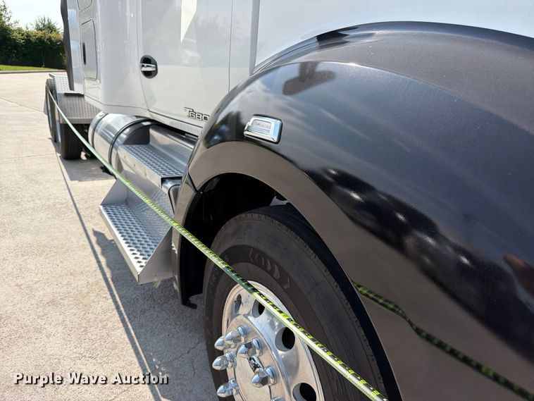 image for item ED5229 2014 Kenworth T680 semi truck