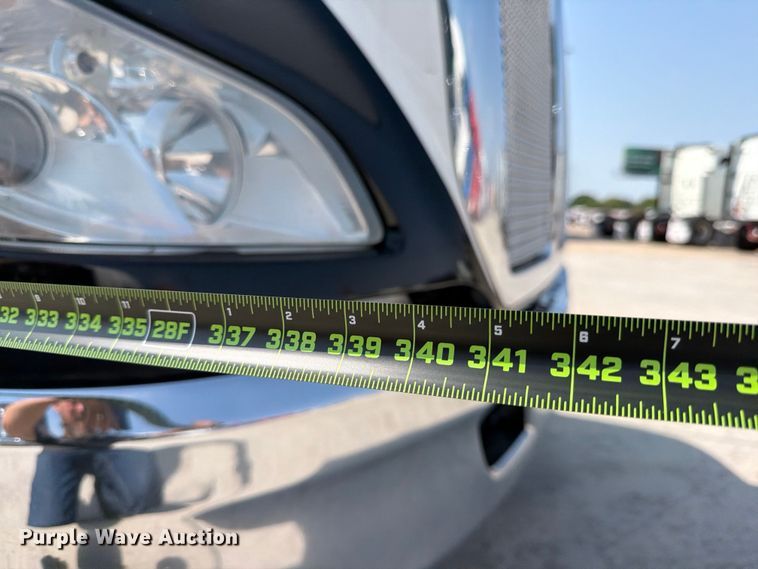 image for item ED5229 2014 Kenworth T680 semi truck