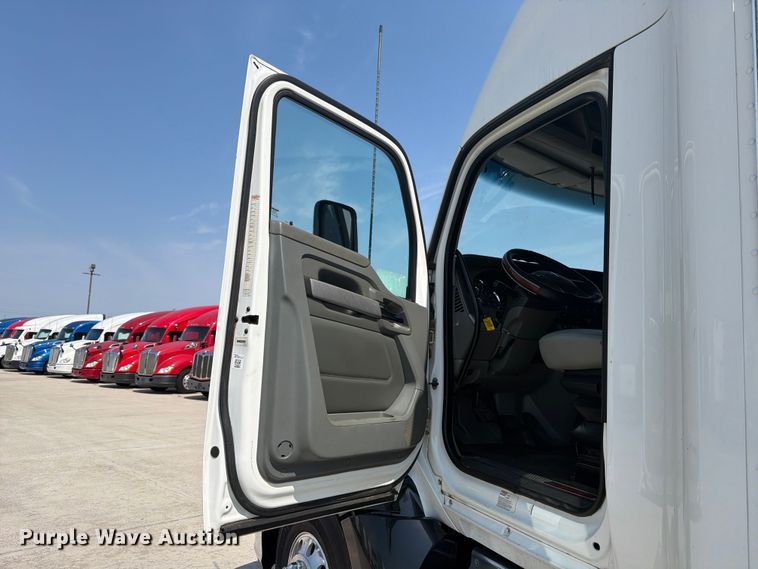 image for item ED5229 2014 Kenworth T680 semi truck
