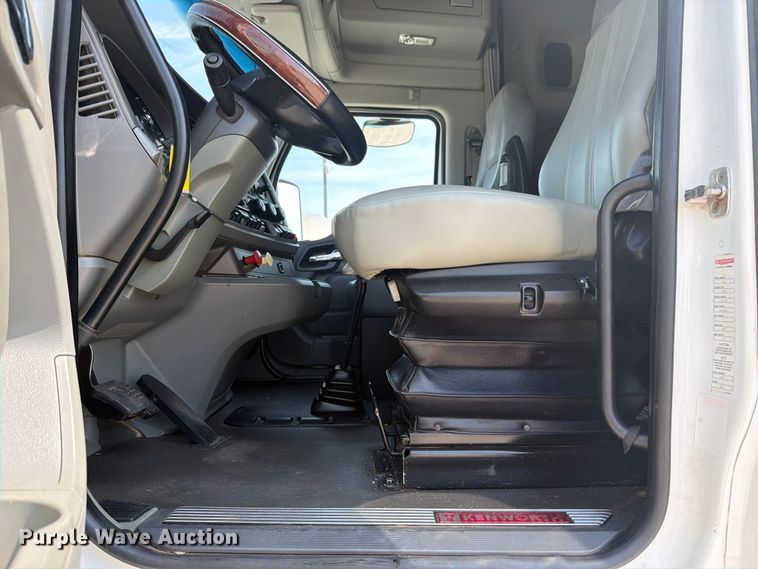 image for item ED5229 2014 Kenworth T680 semi truck