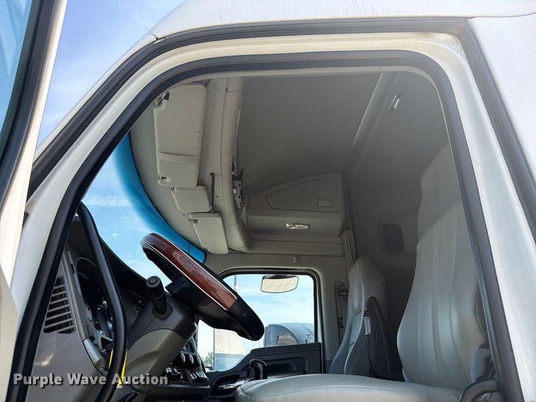 image for item ED5229 2014 Kenworth T680 semi truck