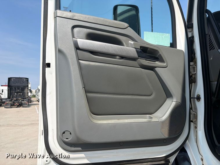 image for item ED5229 2014 Kenworth T680 semi truck