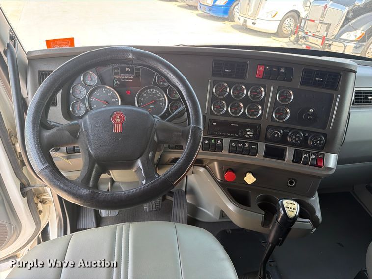 image for item ED5229 2014 Kenworth T680 semi truck