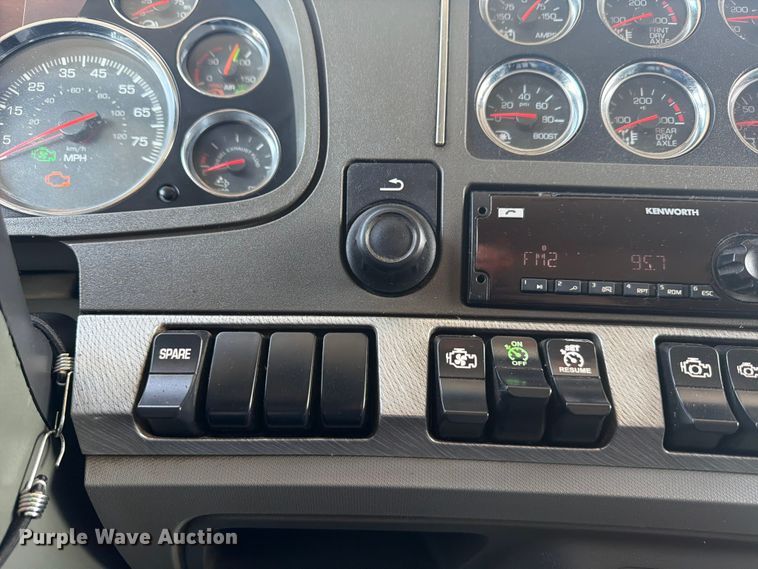image for item ED5229 2014 Kenworth T680 semi truck