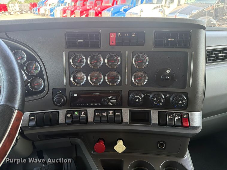 image for item ED5229 2014 Kenworth T680 semi truck