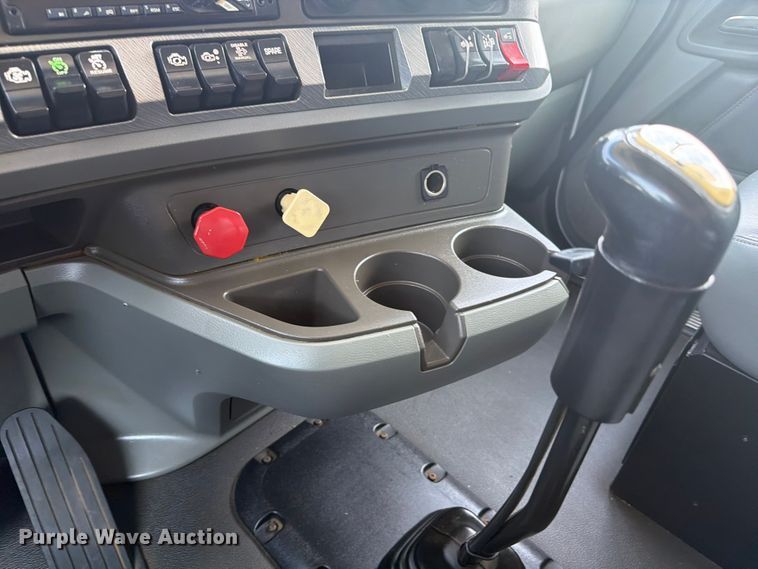 image for item ED5229 2014 Kenworth T680 semi truck