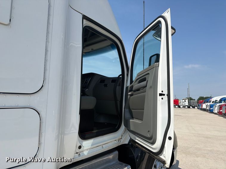 image for item ED5229 2014 Kenworth T680 semi truck