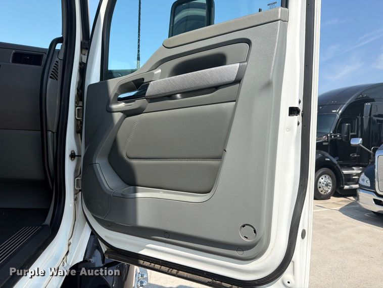 image for item ED5229 2014 Kenworth T680 semi truck