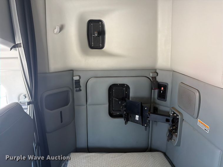 image for item ED5229 2014 Kenworth T680 semi truck