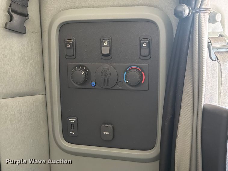 image for item ED5229 2014 Kenworth T680 semi truck