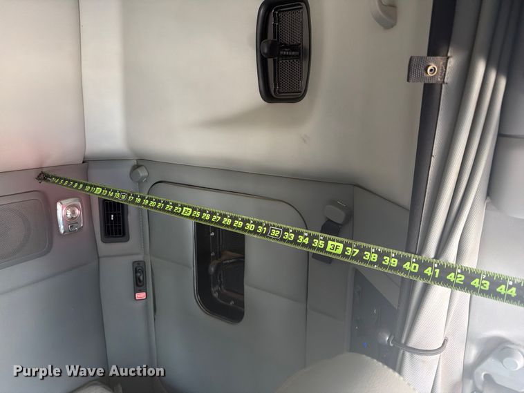 image for item ED5229 2014 Kenworth T680 semi truck