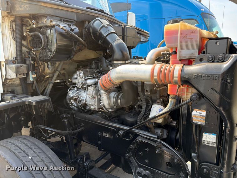 image for item ED5229 2014 Kenworth T680 semi truck
