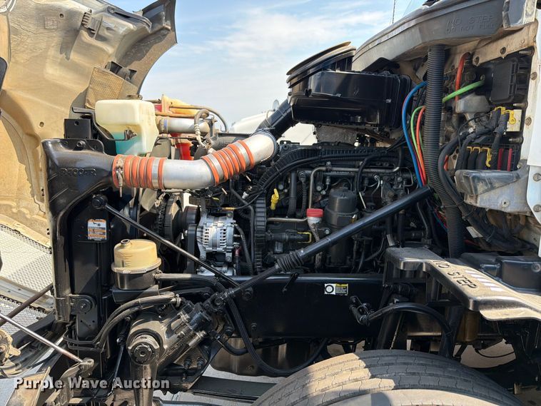 image for item ED5229 2014 Kenworth T680 semi truck
