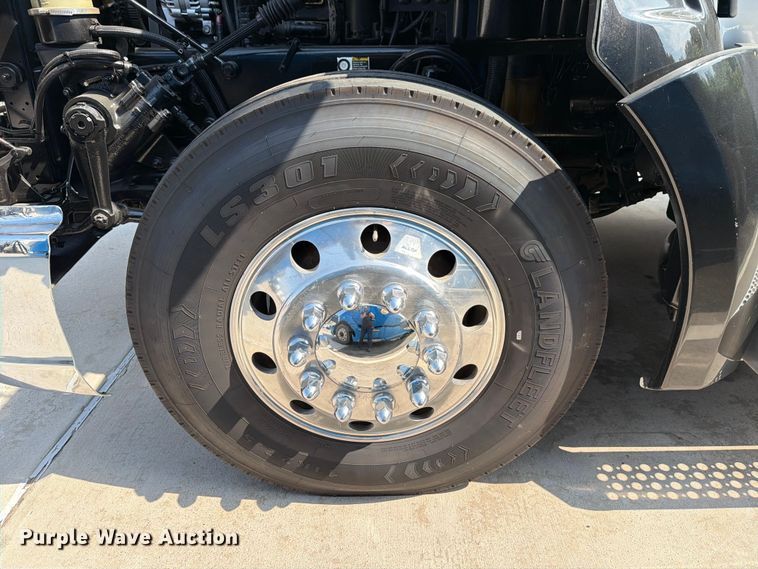 image for item ED5229 2014 Kenworth T680 semi truck