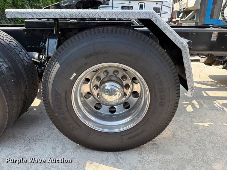 image for item ED5229 2014 Kenworth T680 semi truck